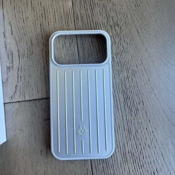 Rimowa iPhone case Aluminum iPhone 17 pro - Picture 4 of 9